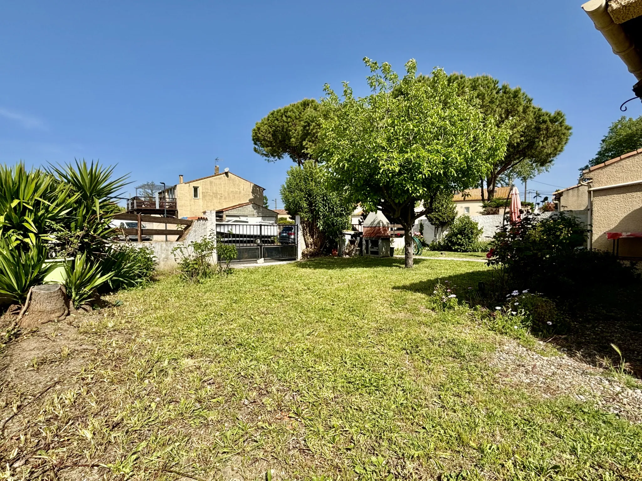 Maison de plain-pied à Pomérols avec garage, atelier et terrain clos de 404 m² 