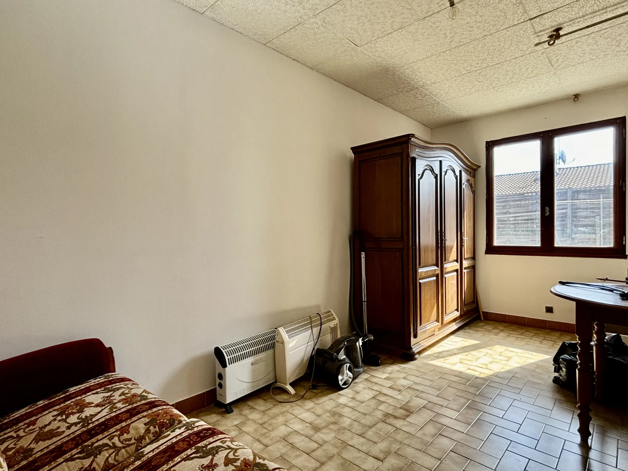 Maison de plain-pied à Pomérols avec garage, atelier et terrain clos de 404 m² 