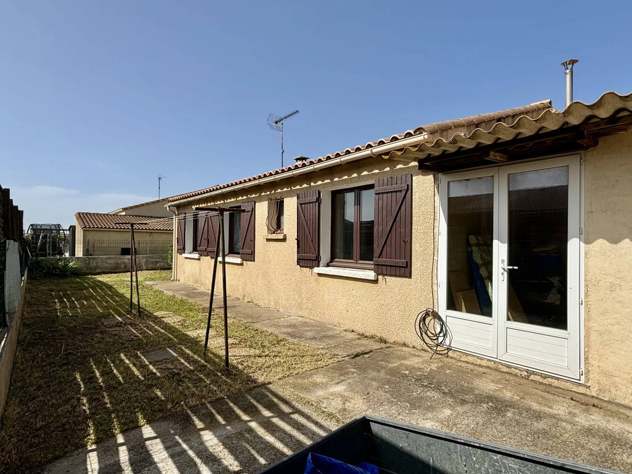 Maison de plain-pied à Pomérols avec garage, atelier et terrain clos de 404 m² 