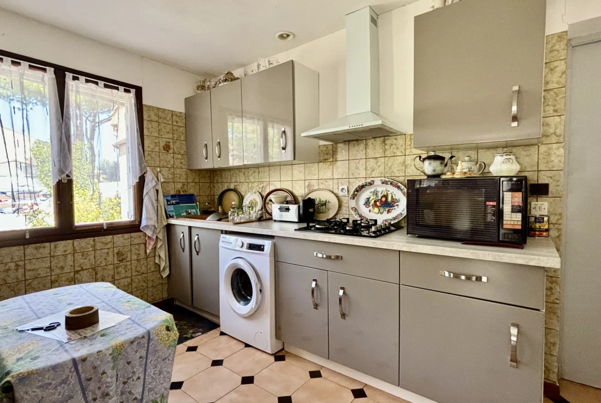 Maison de plain-pied à Pomérols avec garage, atelier et terrain clos de 404 m² 