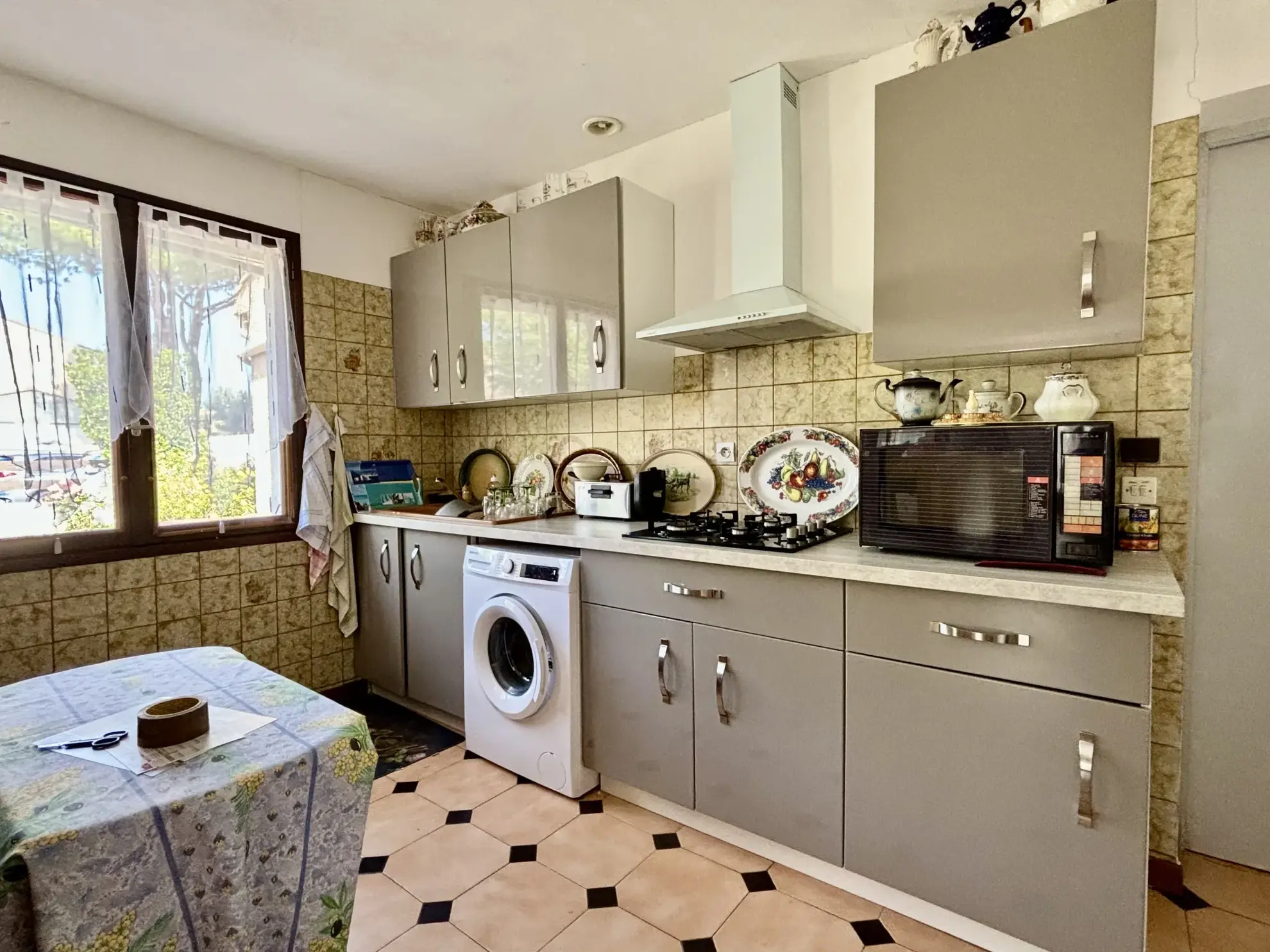 Maison de plain-pied à Pomérols avec garage, atelier et terrain clos de 404 m² 