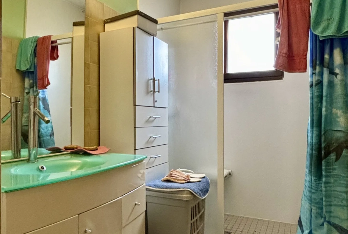Maison de plain-pied à Pomérols avec garage, atelier et terrain clos de 404 m² 