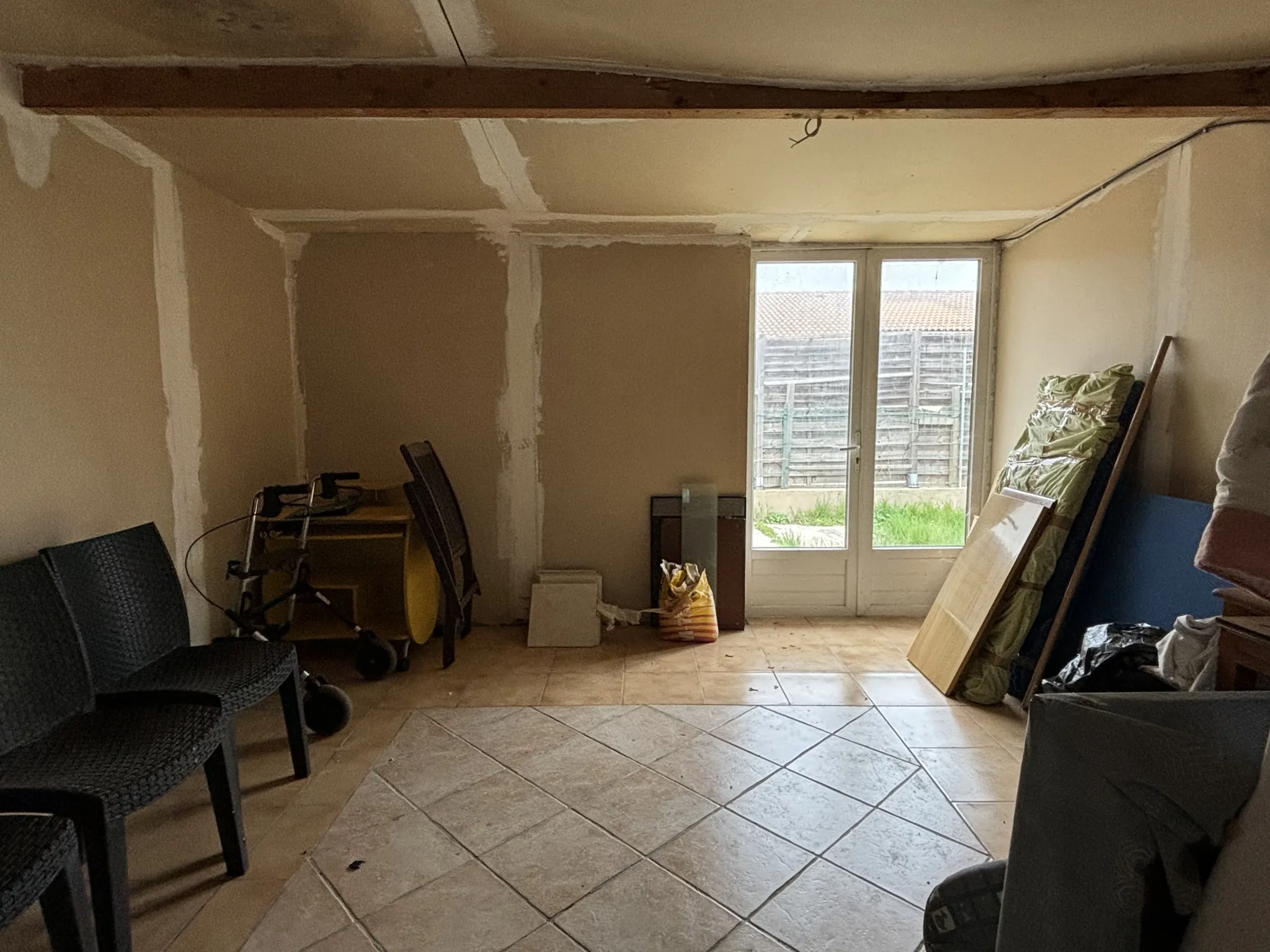 Maison de plain-pied à Pomérols avec garage, atelier et terrain clos de 404 m² 