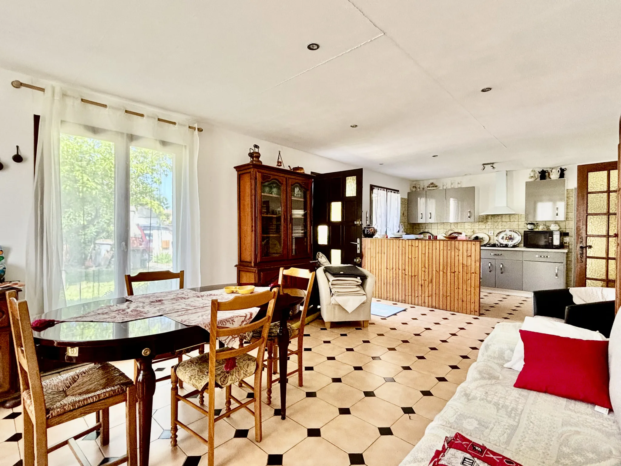 Maison de plain-pied à Pomérols avec garage, atelier et terrain clos de 404 m² 
