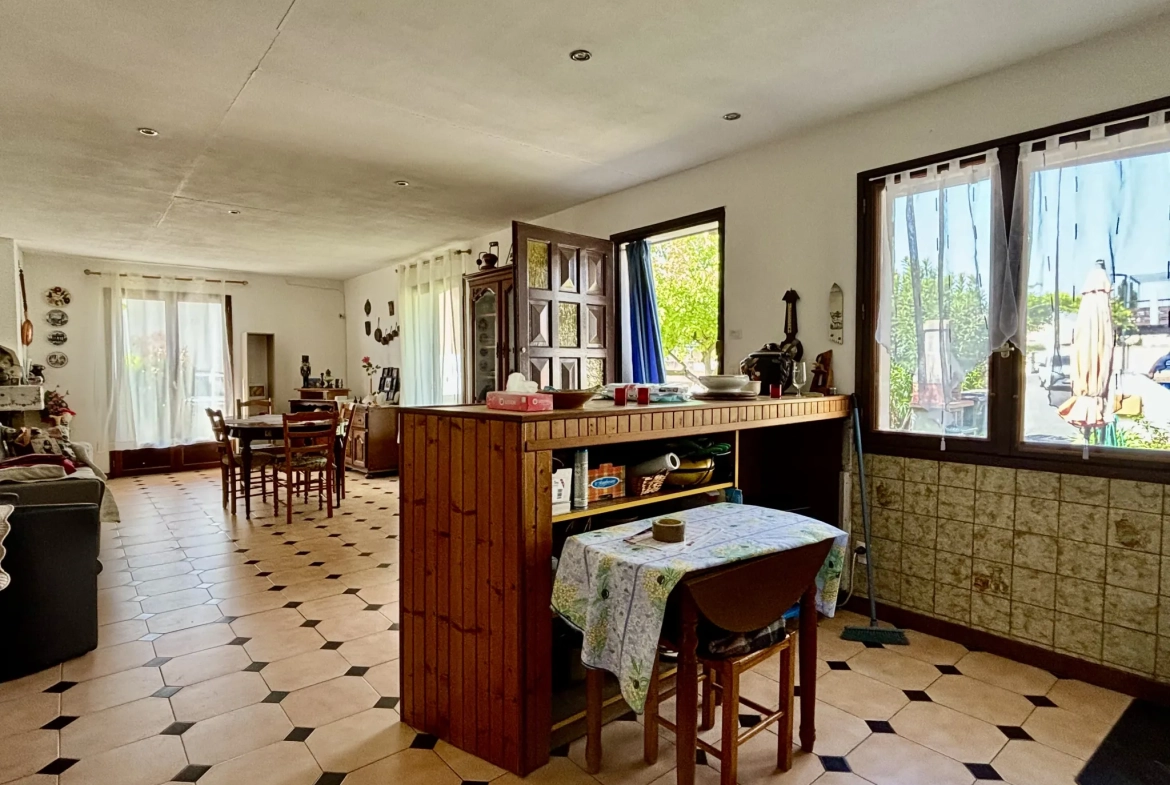 Maison de plain-pied à Pomérols avec garage, atelier et terrain clos de 404 m² 