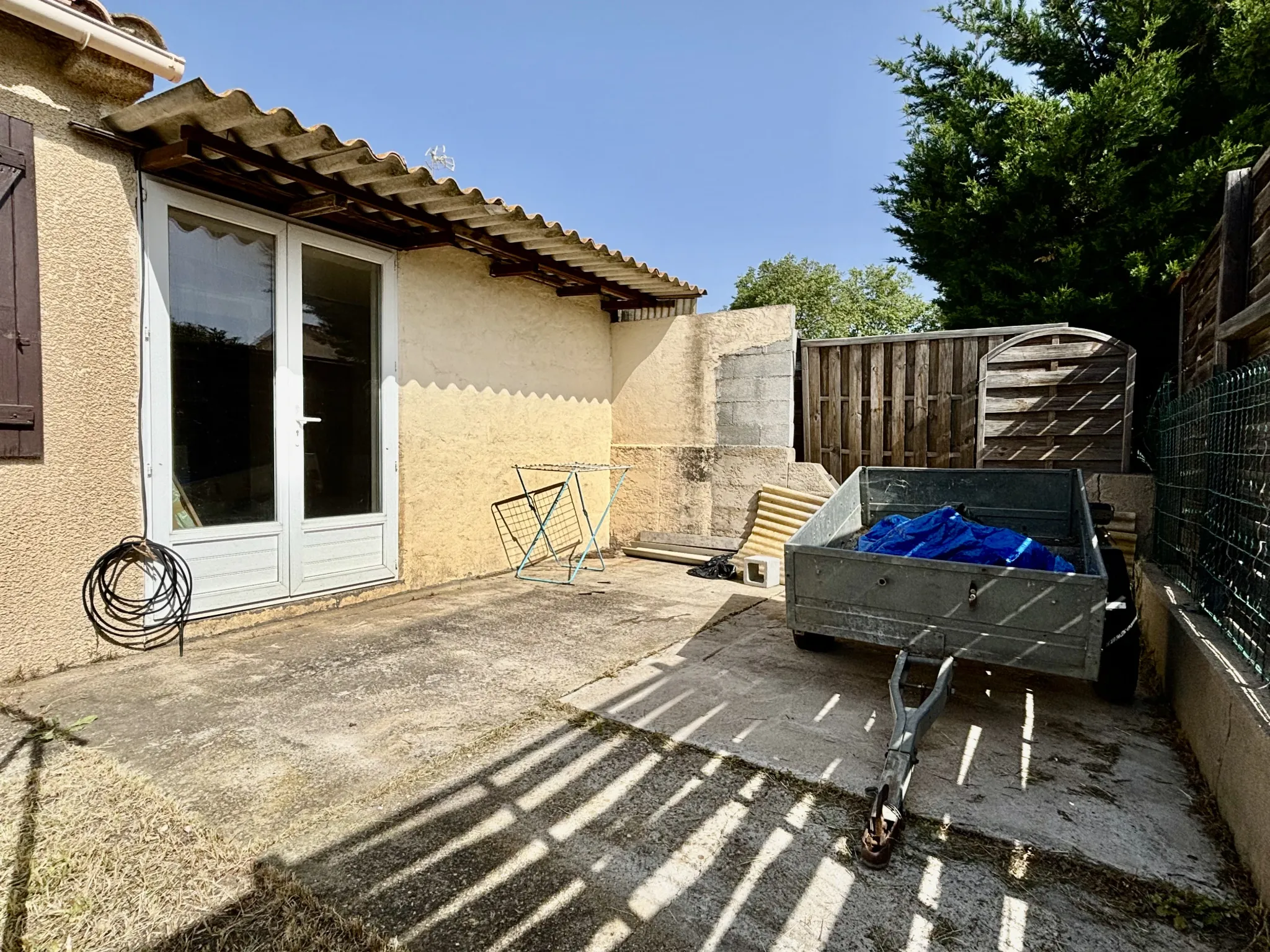 Maison de plain-pied à Pomérols avec garage, atelier et terrain clos de 404 m² 