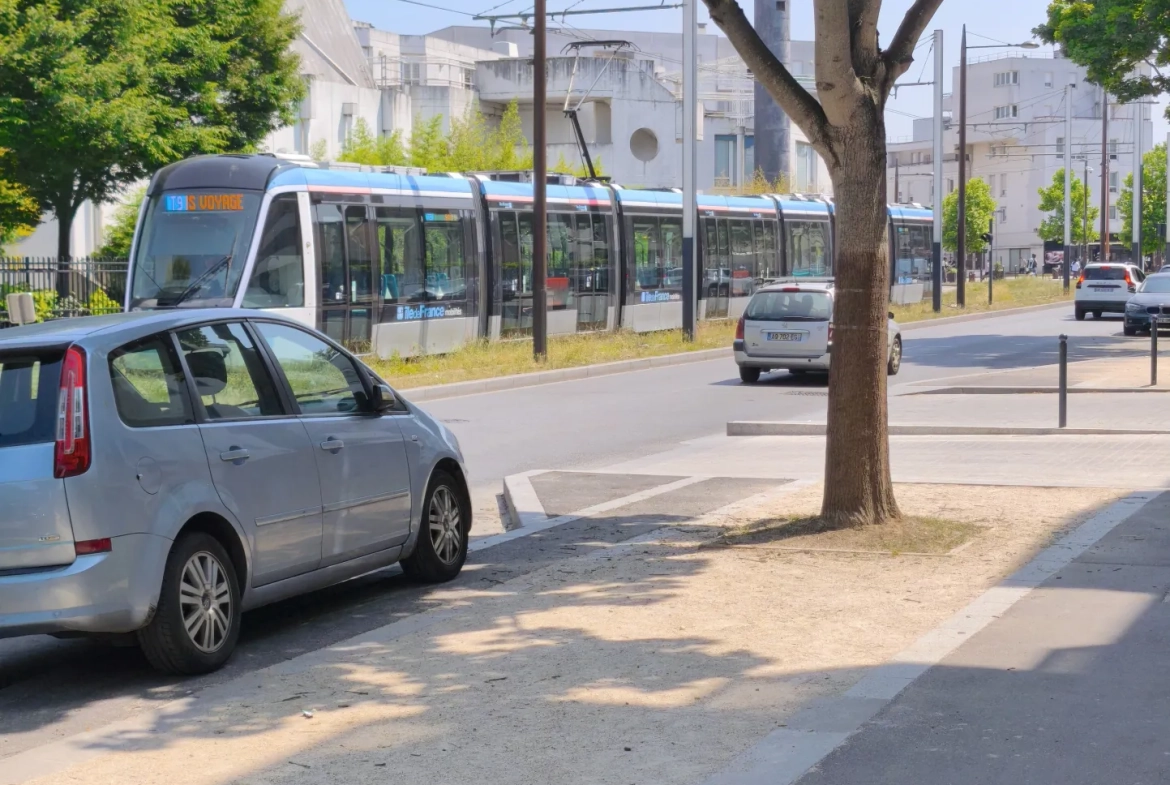 Bel appartement traversant 4 pièces avec balcon à Orly, parking sécurisé et résidence récente 