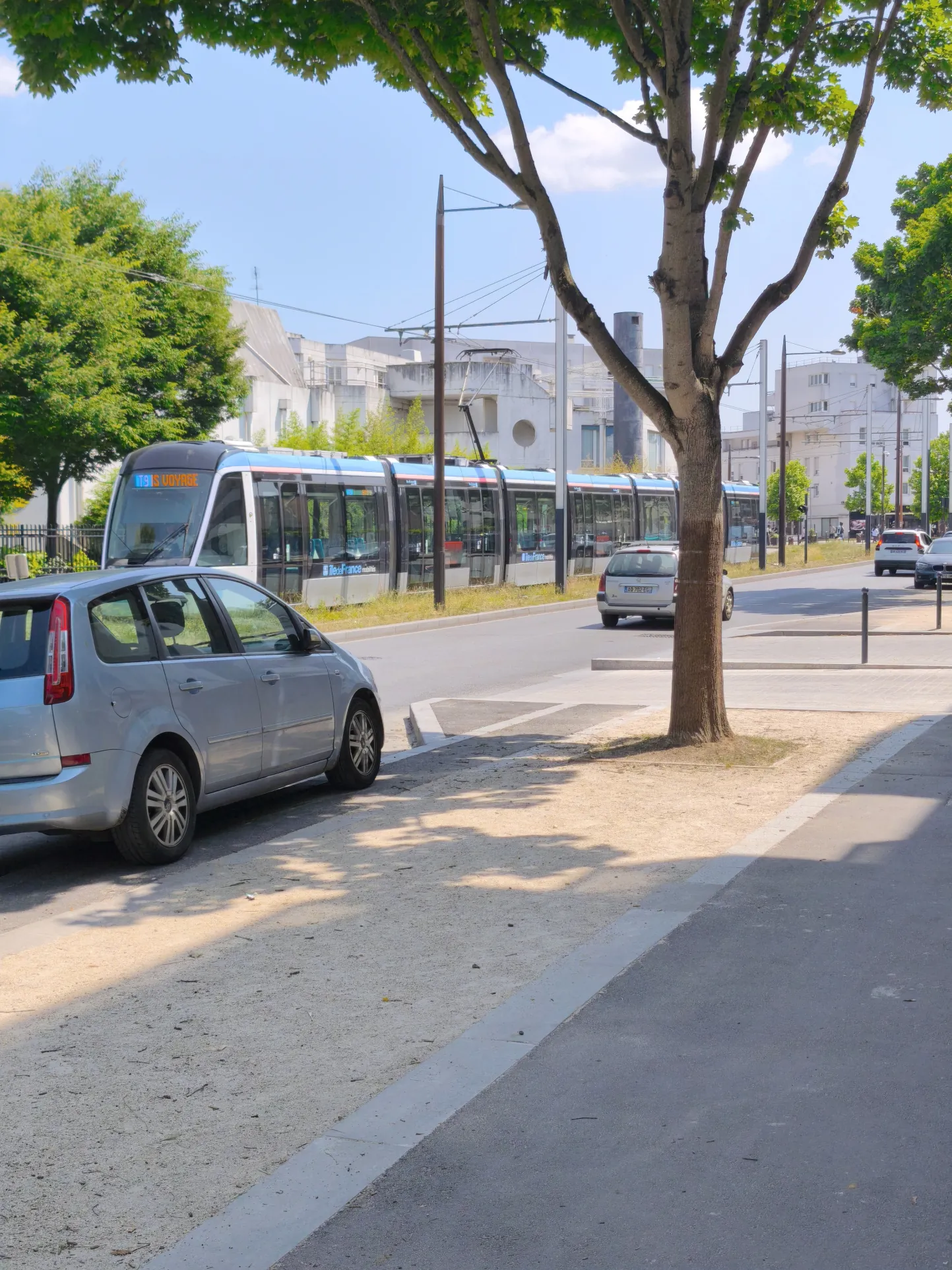 Bel appartement traversant 4 pièces avec balcon à Orly, parking sécurisé et résidence récente 
