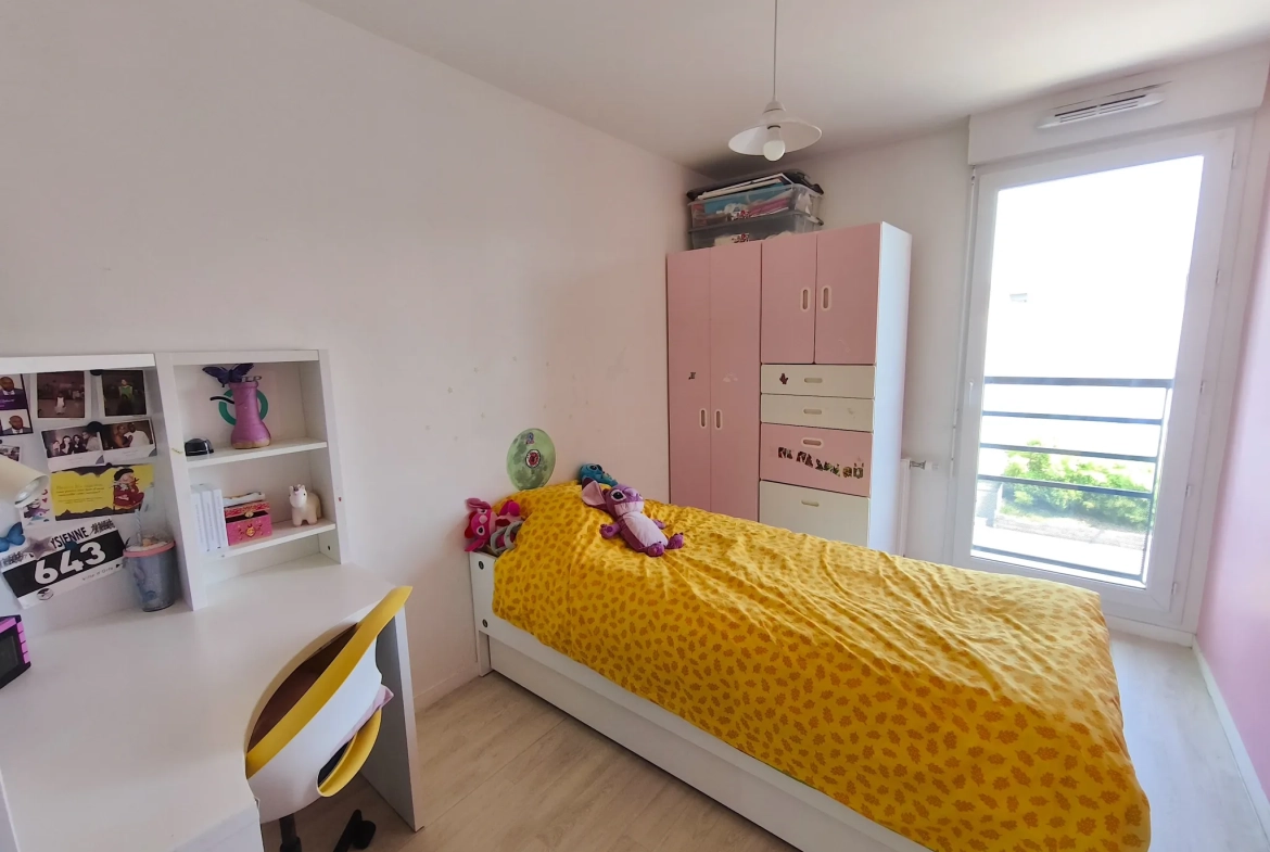 Bel appartement traversant 4 pièces avec balcon à Orly, parking sécurisé et résidence récente 