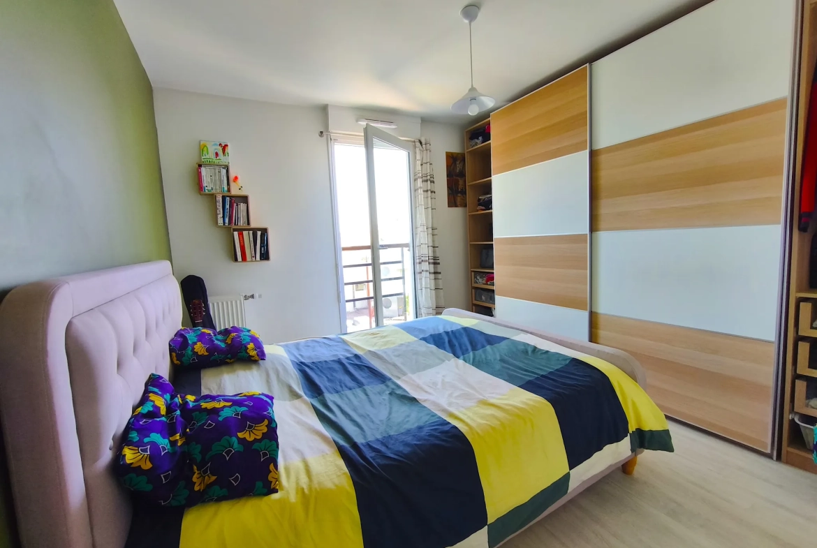 Bel appartement traversant 4 pièces avec balcon à Orly, parking sécurisé et résidence récente 
