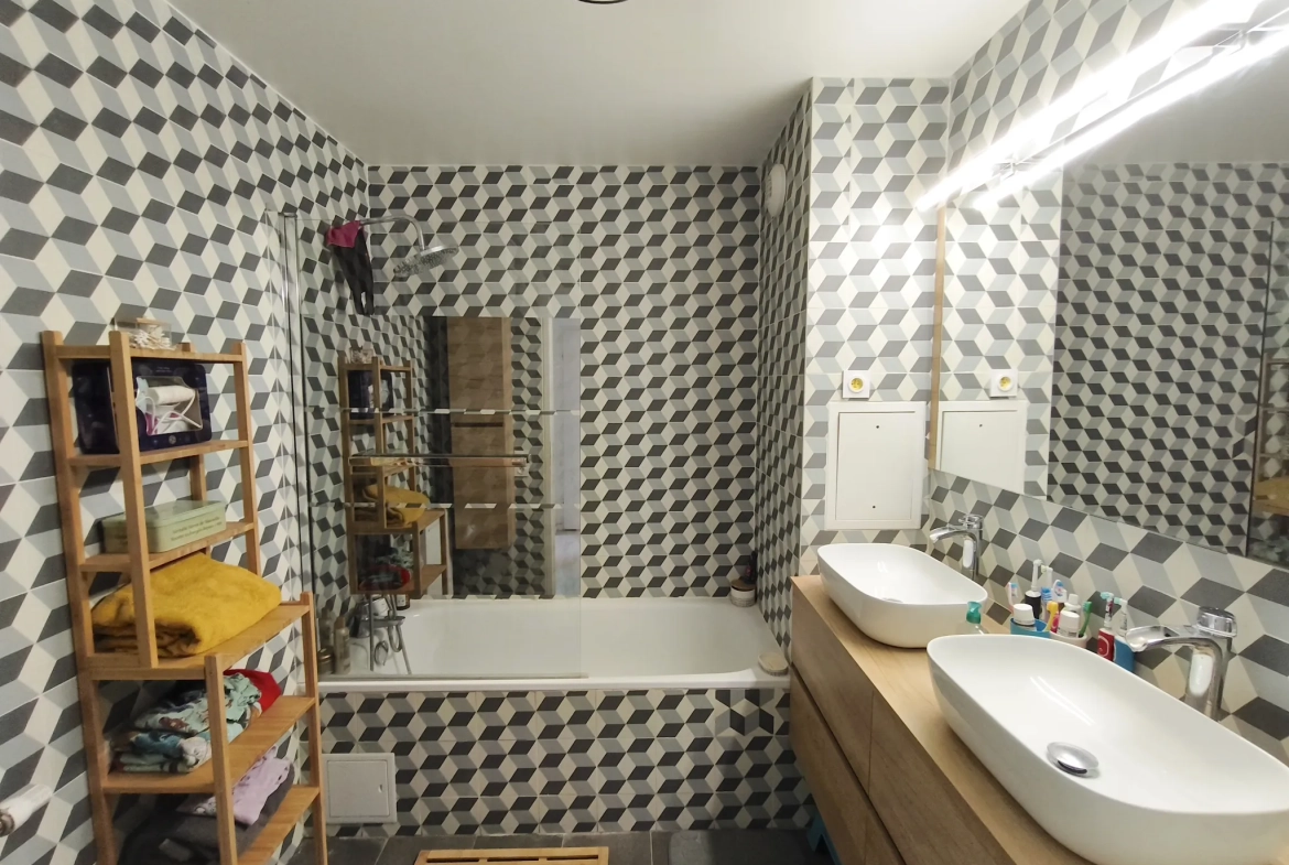 Bel appartement traversant 4 pièces avec balcon à Orly, parking sécurisé et résidence récente 