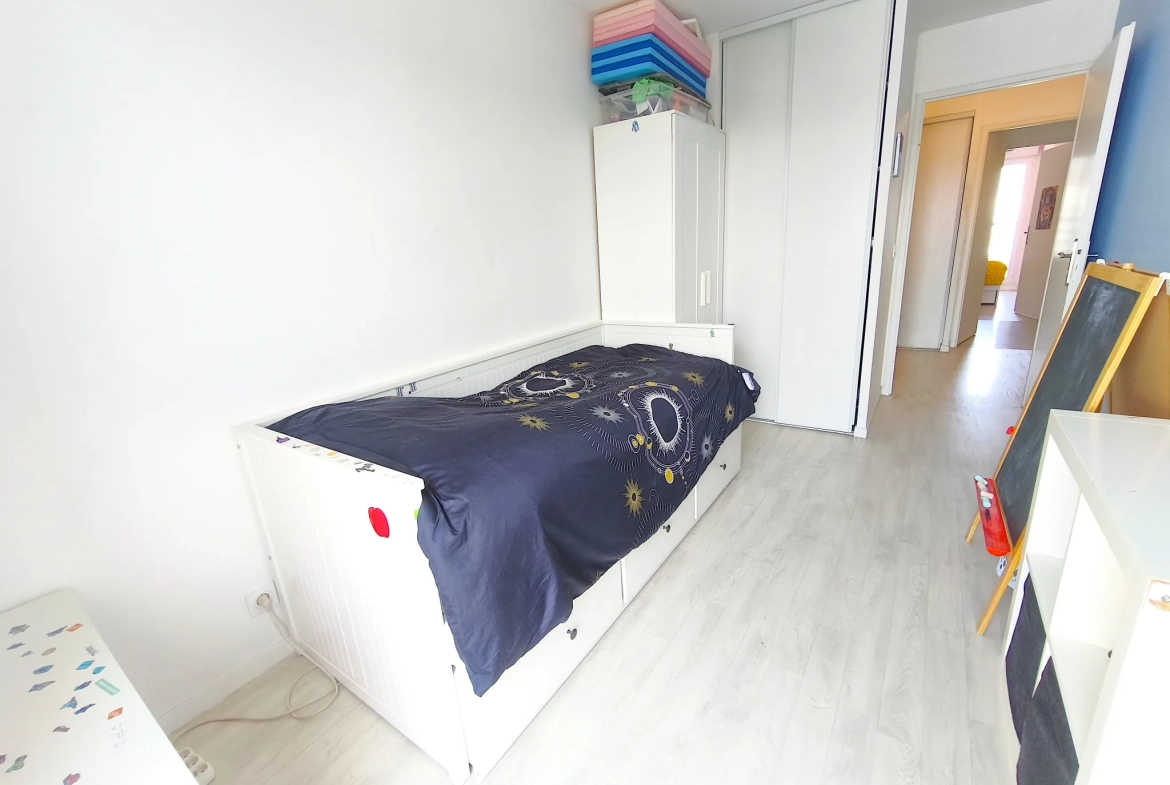Bel appartement traversant 4 pièces avec balcon à Orly, parking sécurisé et résidence récente 