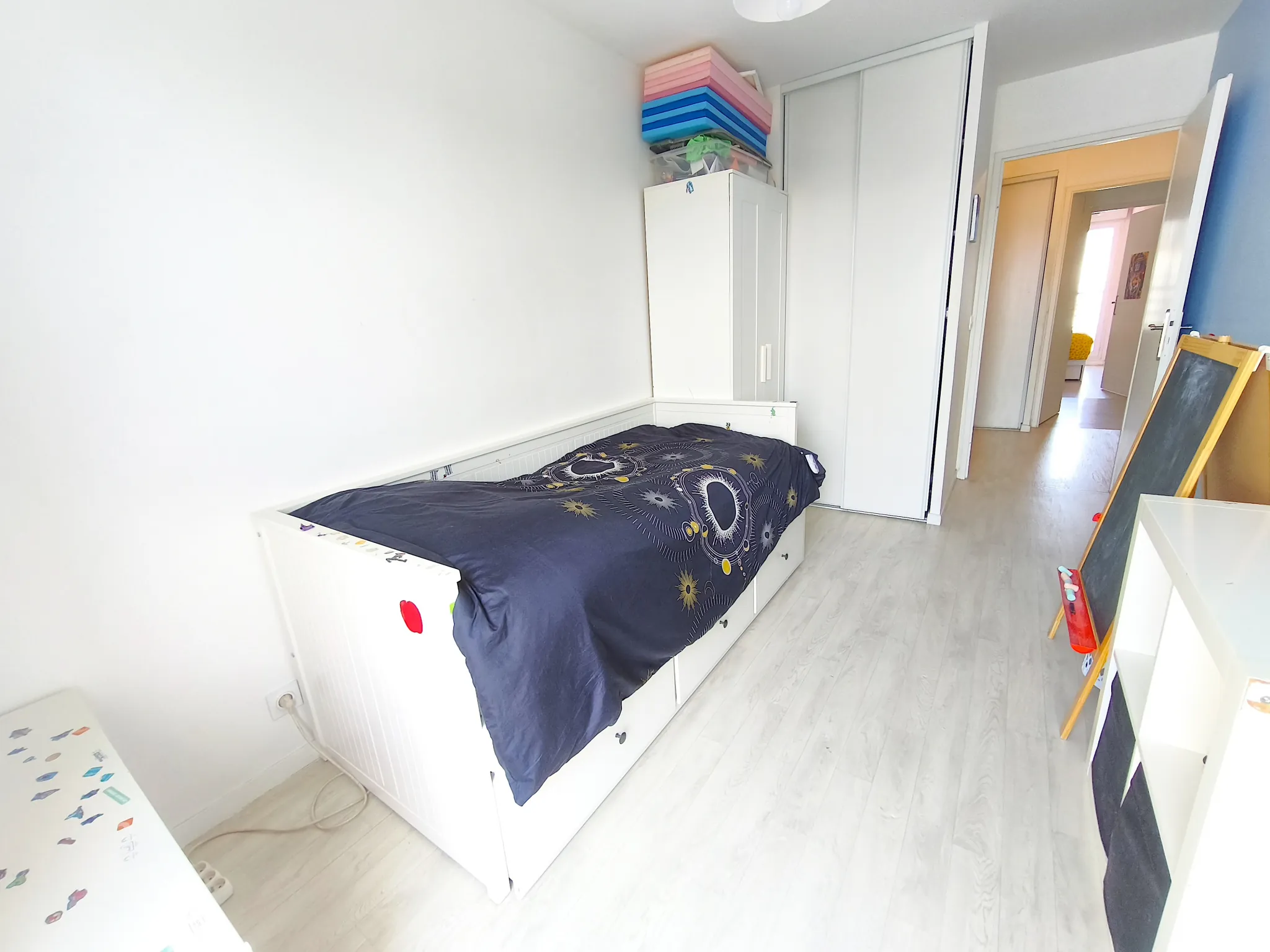Bel appartement traversant 4 pièces avec balcon à Orly, parking sécurisé et résidence récente 