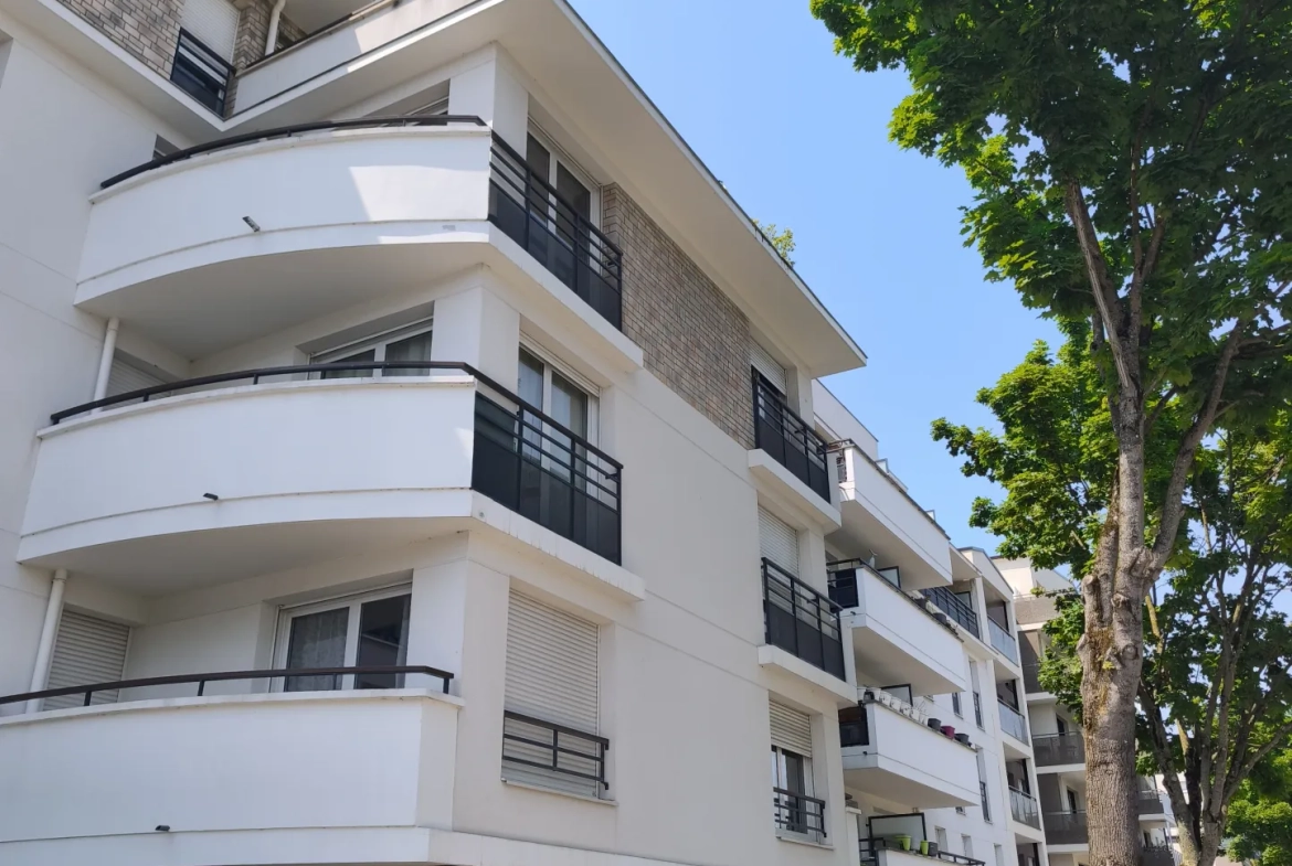 Bel appartement traversant 4 pièces avec balcon à Orly, parking sécurisé et résidence récente 