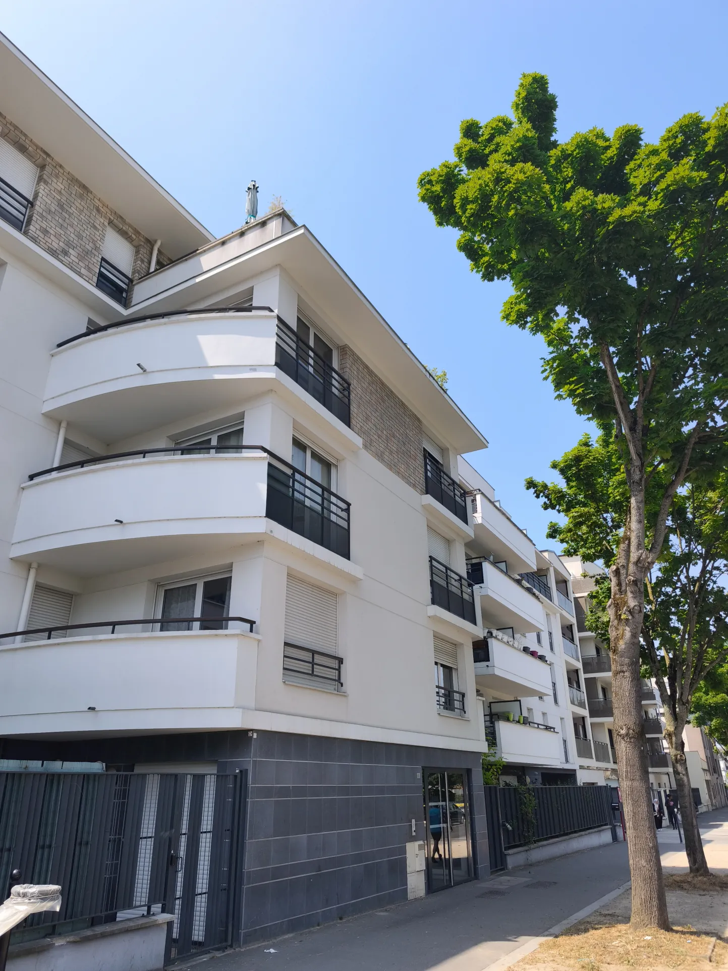 Bel appartement traversant 4 pièces avec balcon à Orly, parking sécurisé et résidence récente 
