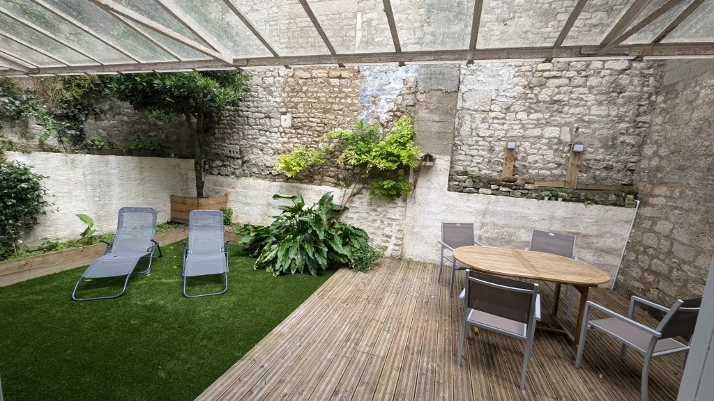 Maison 4 chambres en centre-ville de Niort avec garage et patio