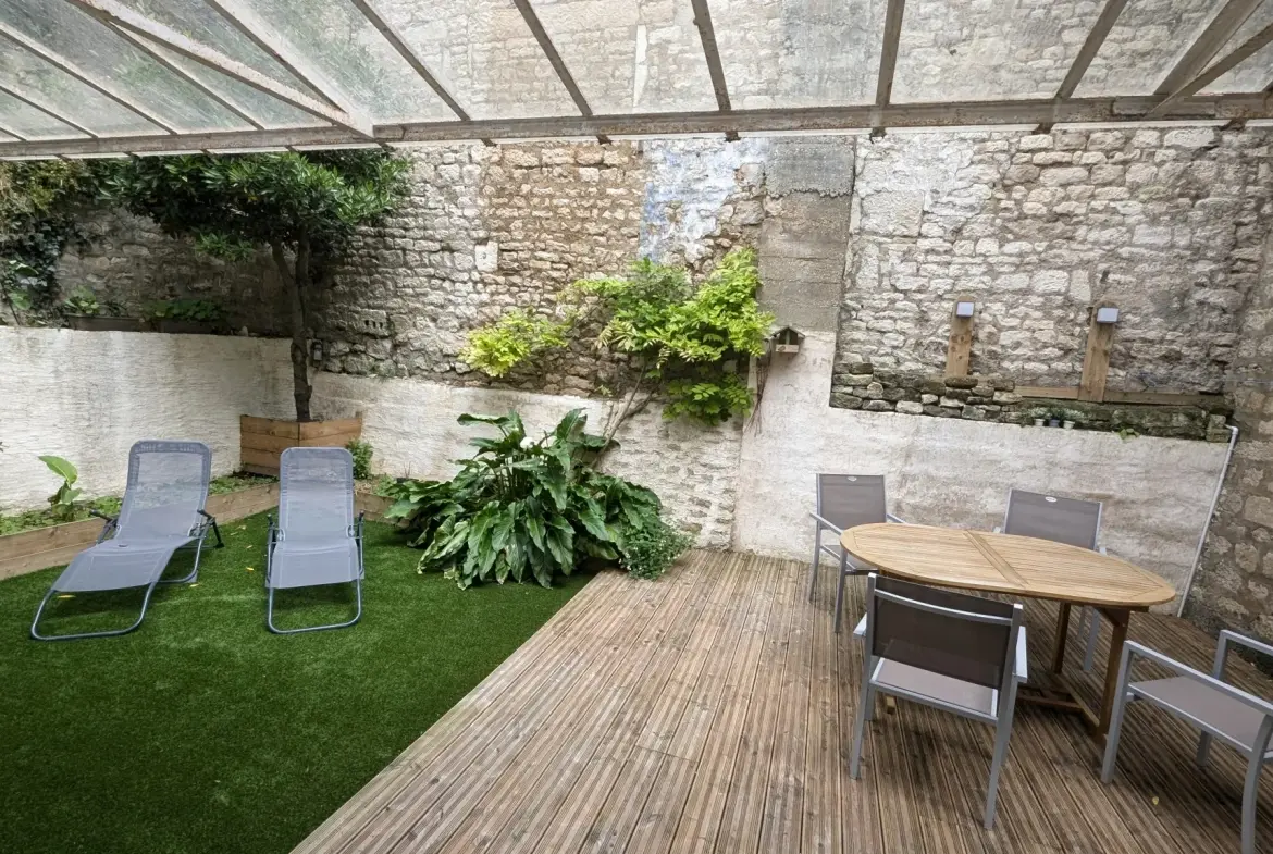Maison 4 chambres en centre-ville de Niort avec garage et patio 