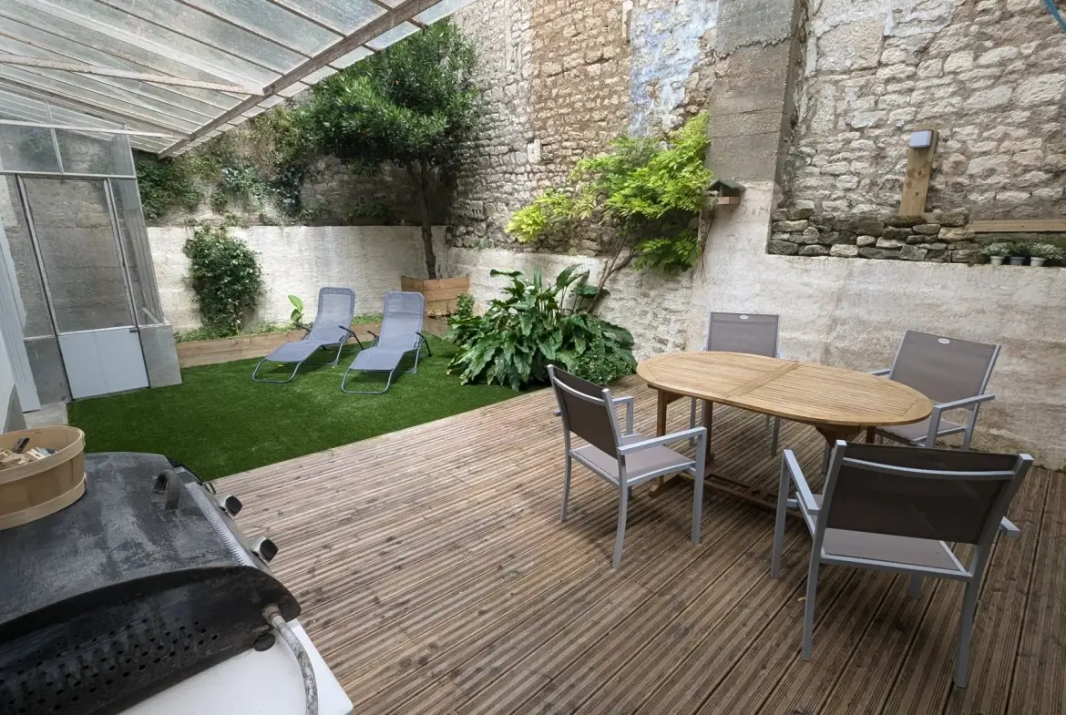 Maison 4 chambres en centre-ville de Niort avec garage et patio 