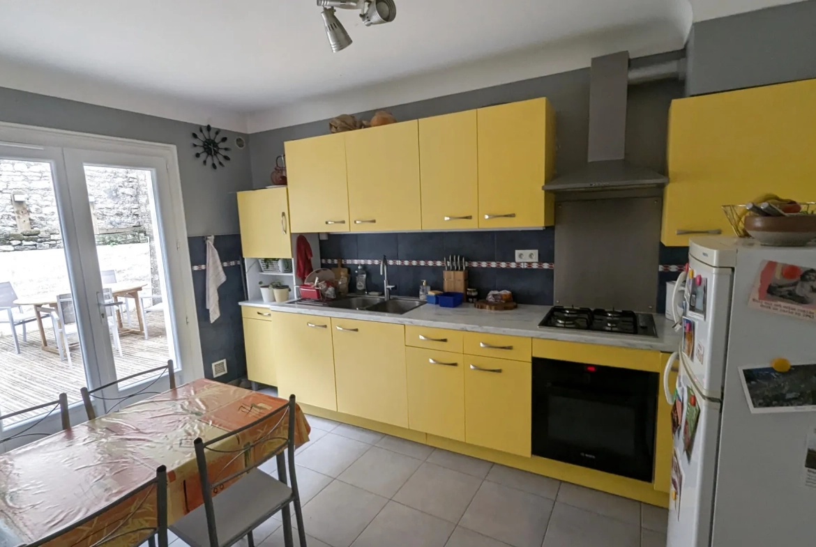 Maison 4 chambres en centre-ville de Niort avec garage et patio 