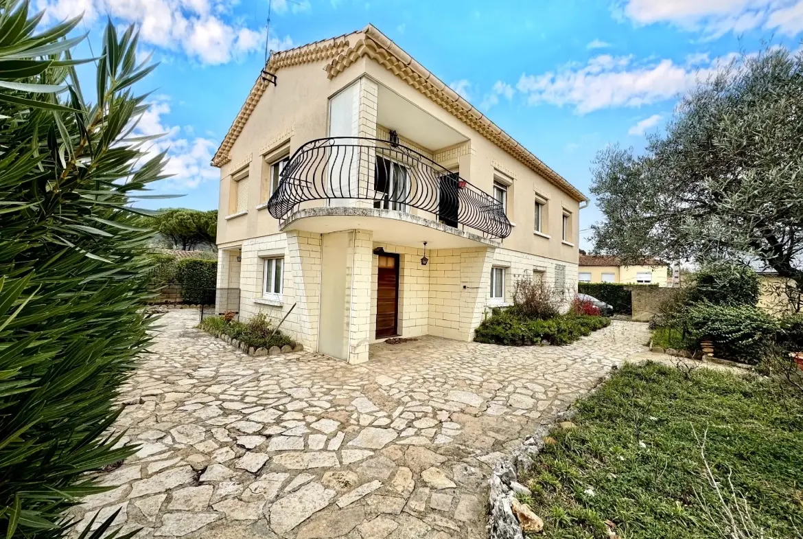 Maison à rénover avec joli terrain à Laudun l'Ardoise 