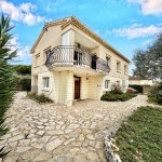 Maison à rénover avec joli terrain à Laudun l'Ardoise