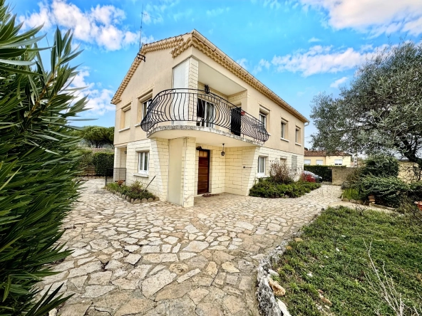 Maison à rénover avec joli terrain à Laudun l'Ardoise