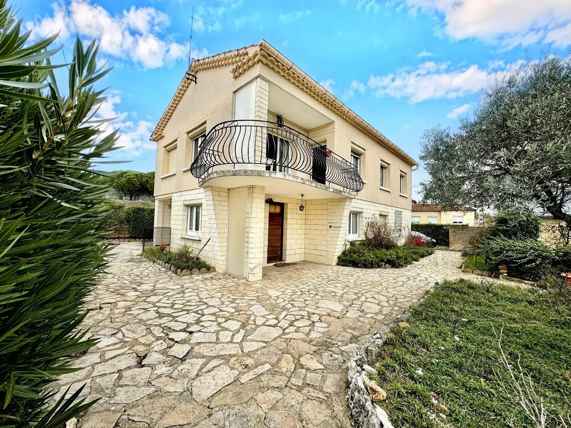 Maison à rénover avec joli terrain à Laudun l'Ardoise 