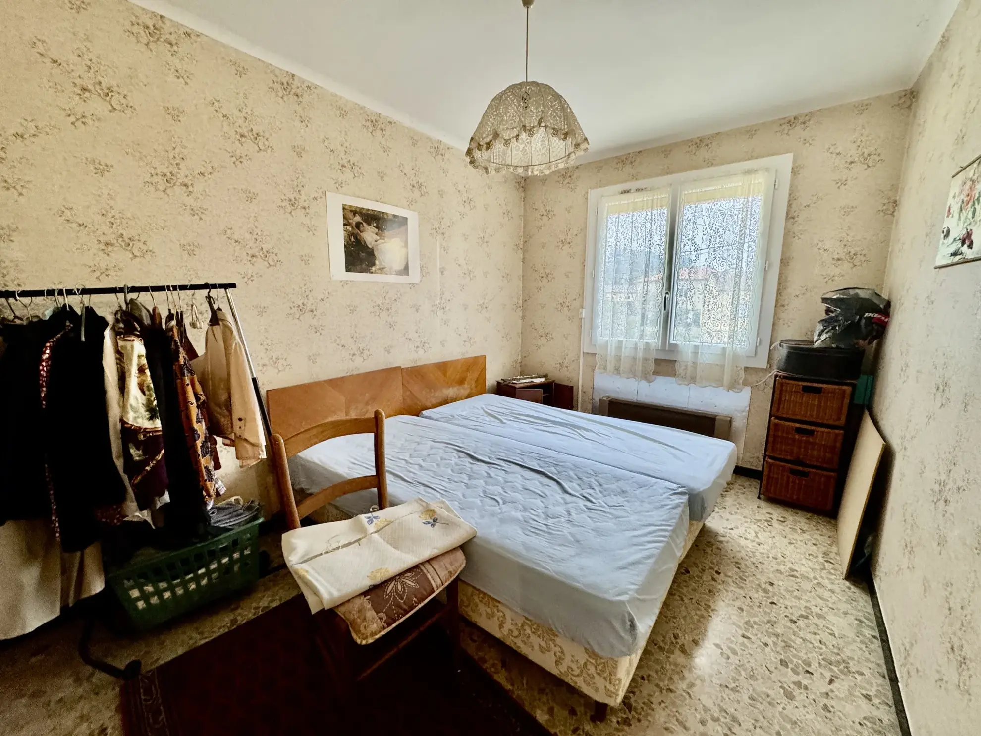 Maison à rénover avec joli terrain à Laudun l'Ardoise 