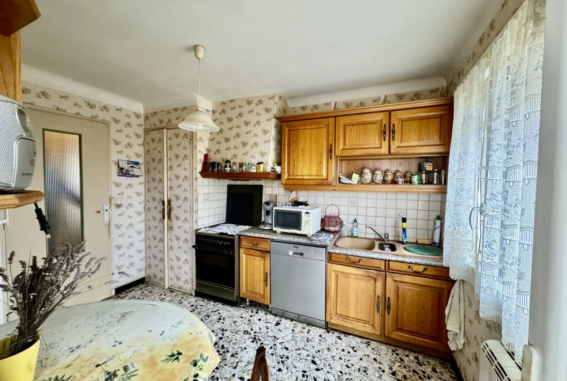 Maison à rénover avec joli terrain à Laudun l'Ardoise 