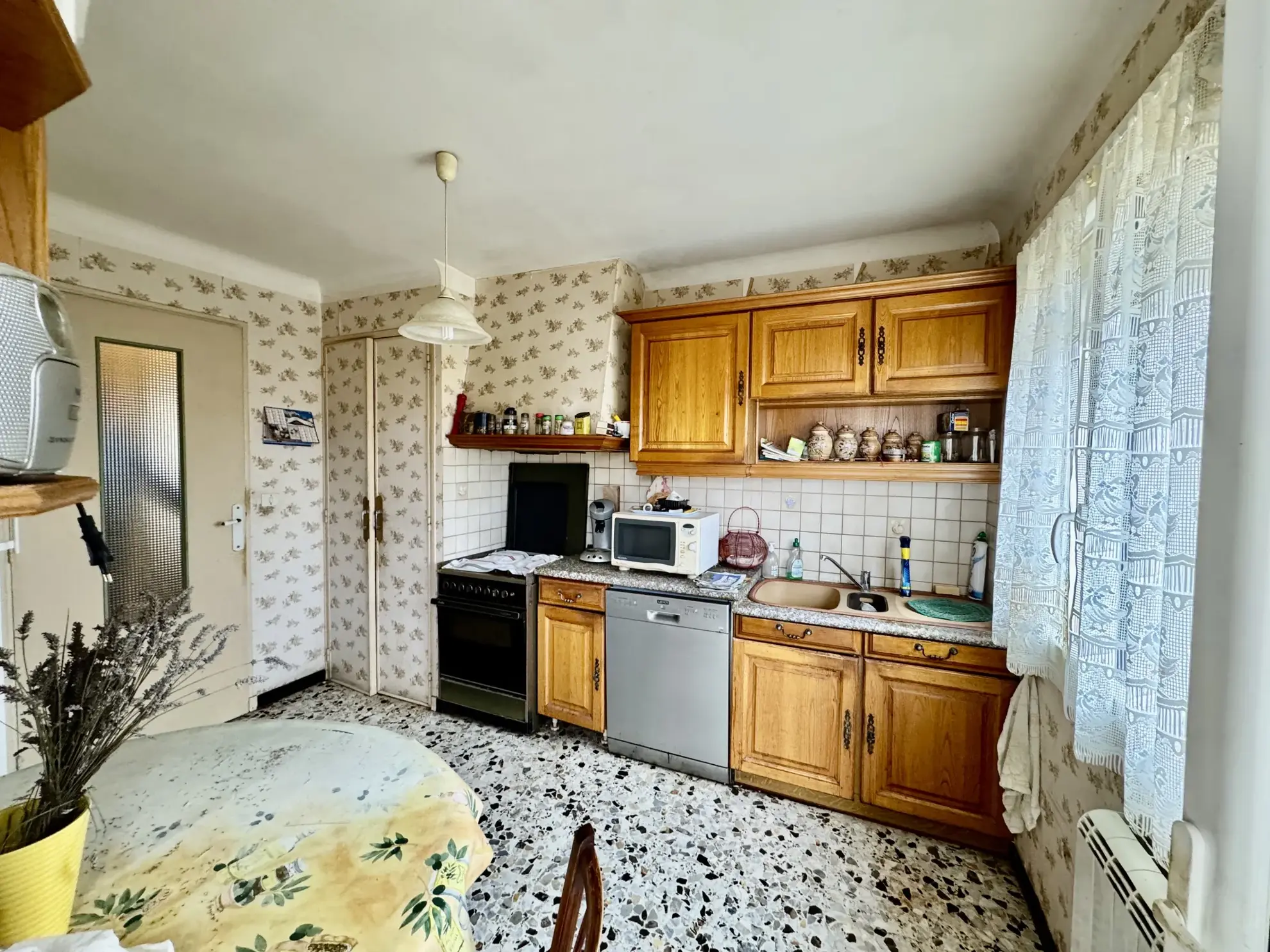 Maison à rénover avec joli terrain à Laudun l'Ardoise 