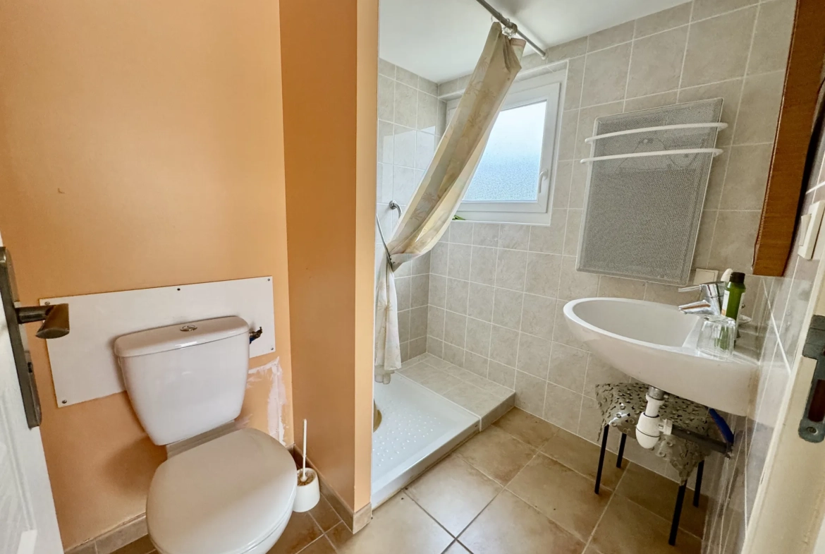 Maison à rénover avec joli terrain à Laudun l'Ardoise 