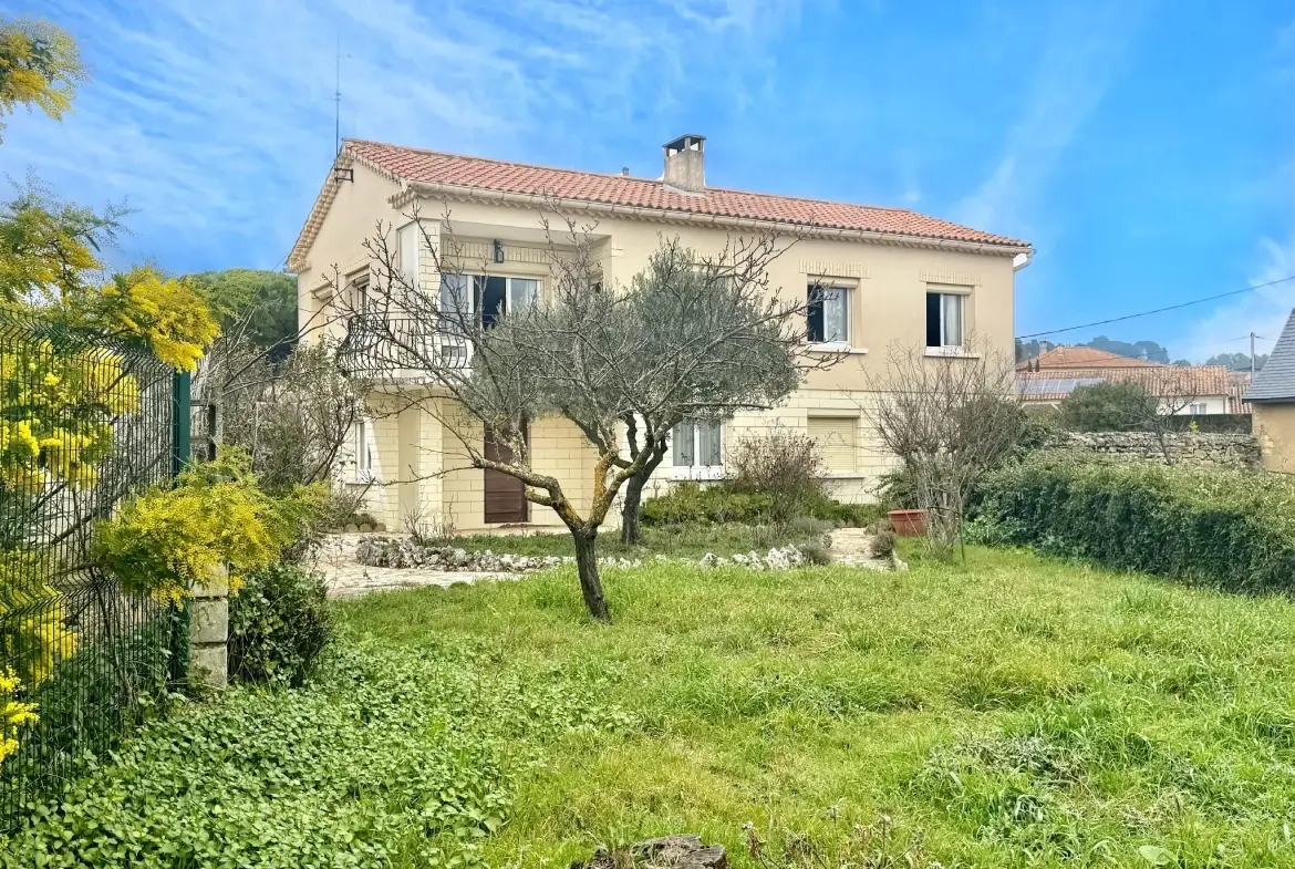 Maison à rénover avec joli terrain à Laudun l'Ardoise 
