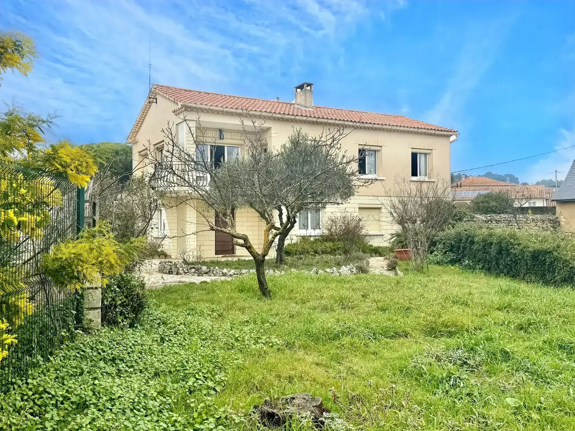 Maison à rénover avec joli terrain à Laudun l'Ardoise 
