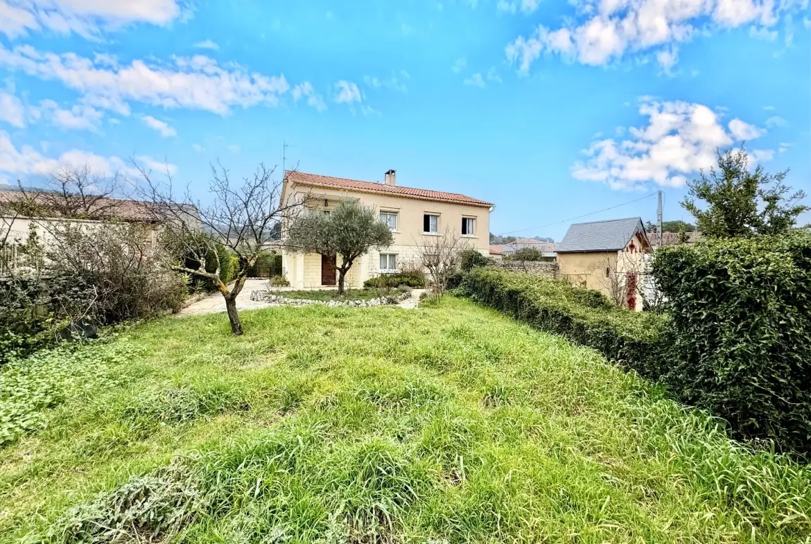 Maison à rénover avec joli terrain à Laudun l'Ardoise 