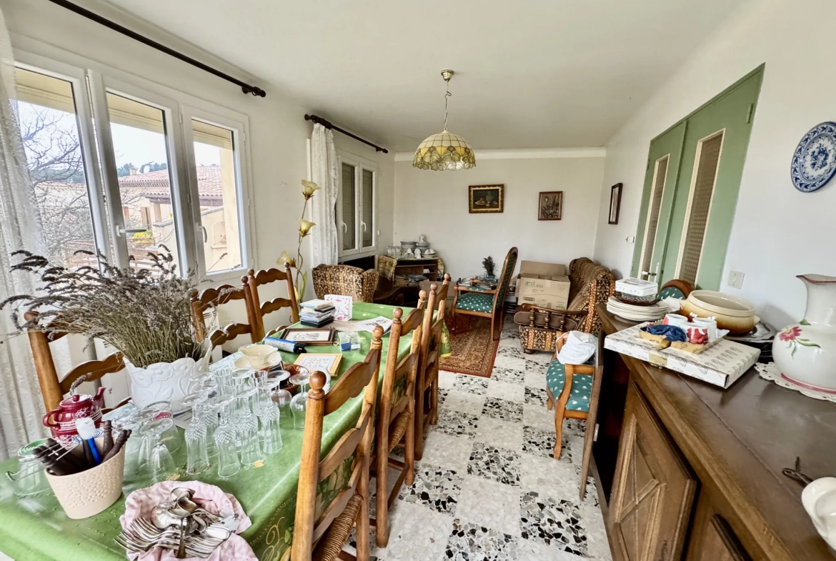 Maison à rénover avec joli terrain à Laudun l'Ardoise 