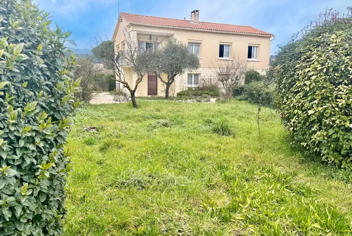 Maison à rénover avec joli terrain à Laudun l'Ardoise 