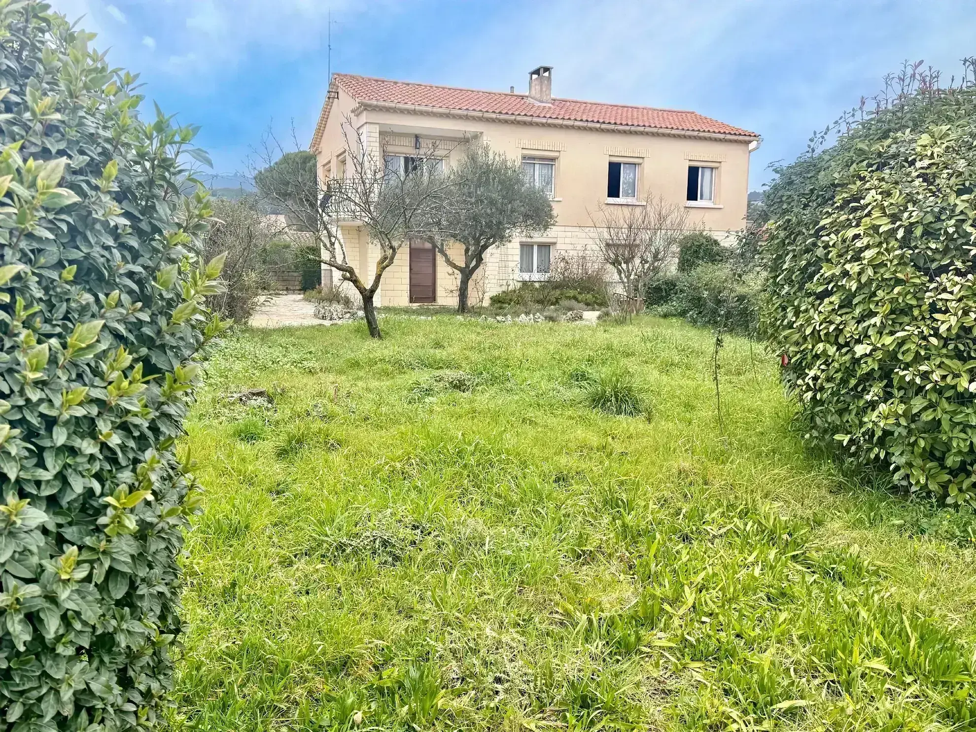 Maison à rénover avec joli terrain à Laudun l'Ardoise 