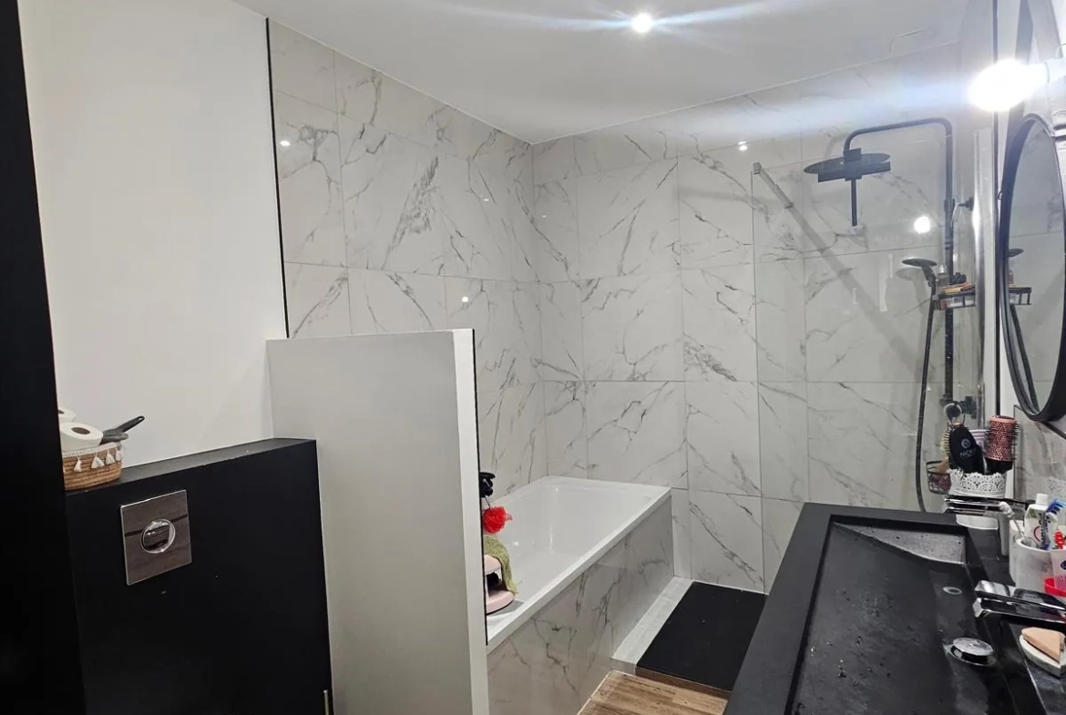 Maison rénovée de 113 m² à Commelle-Vernay avec terrasse et terrain clos 