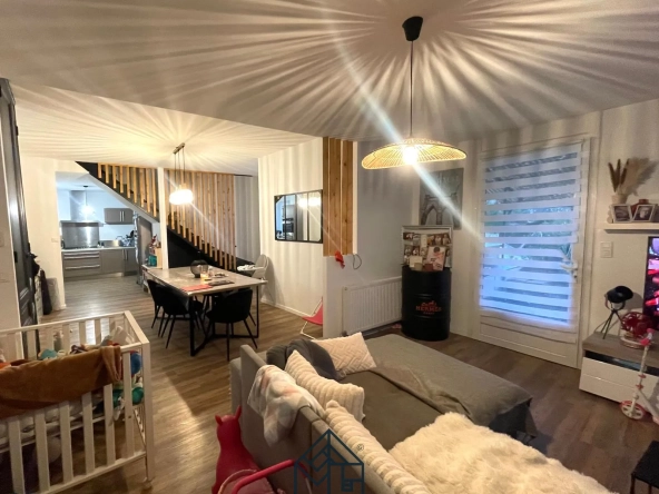 Maison rénovée de 113 m² à Commelle-Vernay avec terrasse et terrain clos