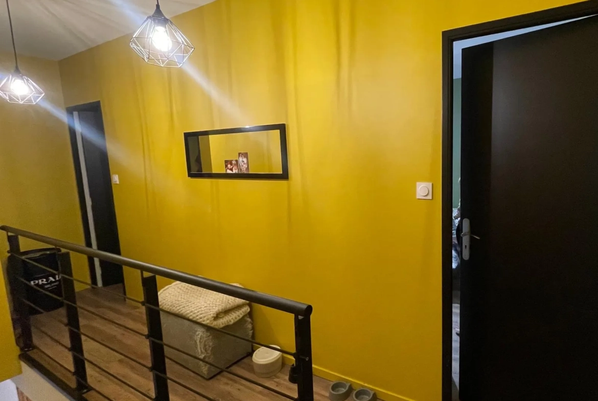 Maison rénovée de 113 m² à Commelle-Vernay avec terrasse et terrain clos 
