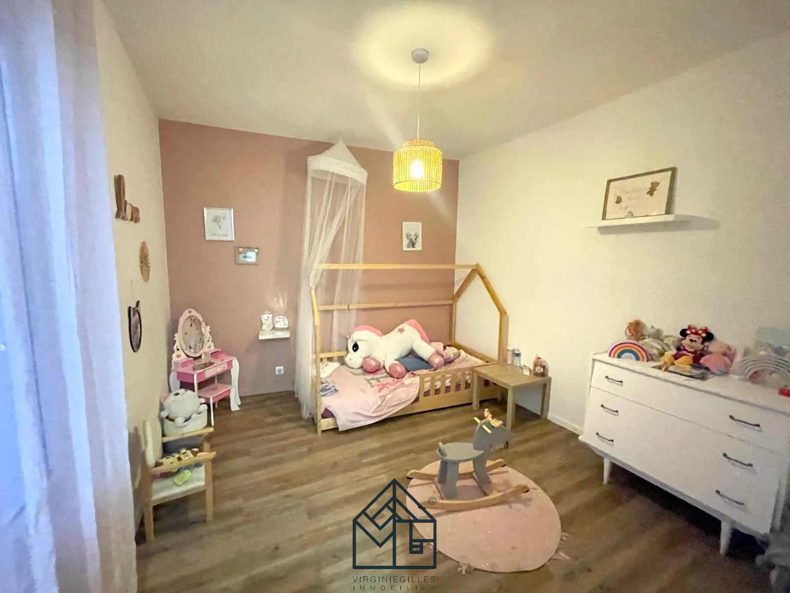 Maison rénovée de 113 m² à Commelle-Vernay avec terrasse et terrain clos 