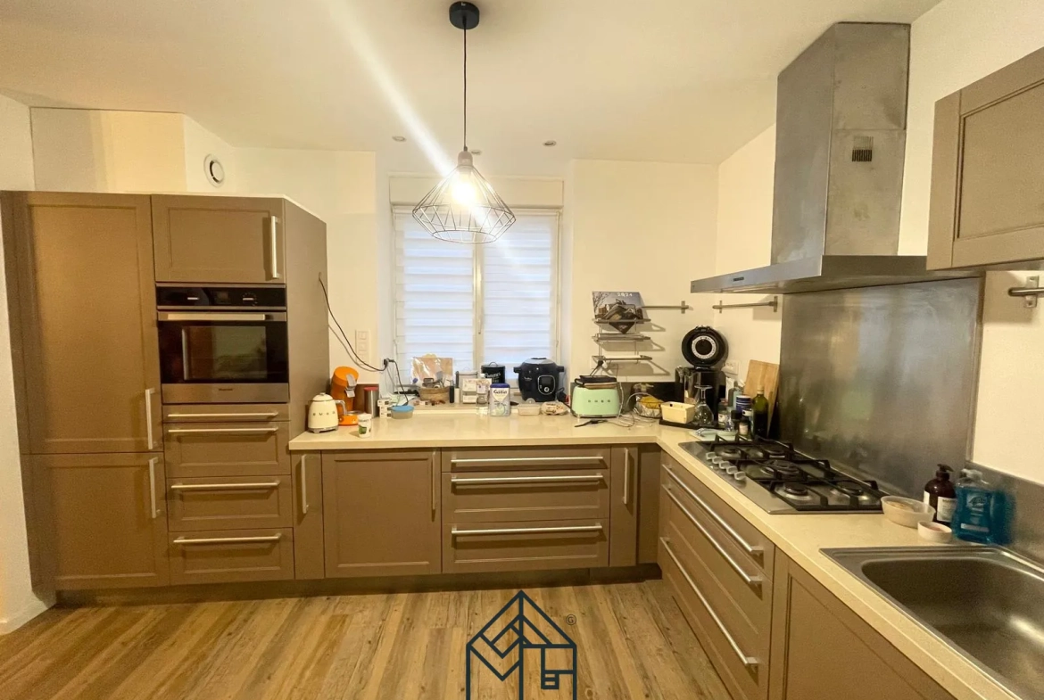 Maison rénovée de 113 m² à Commelle-Vernay avec terrasse et terrain clos 