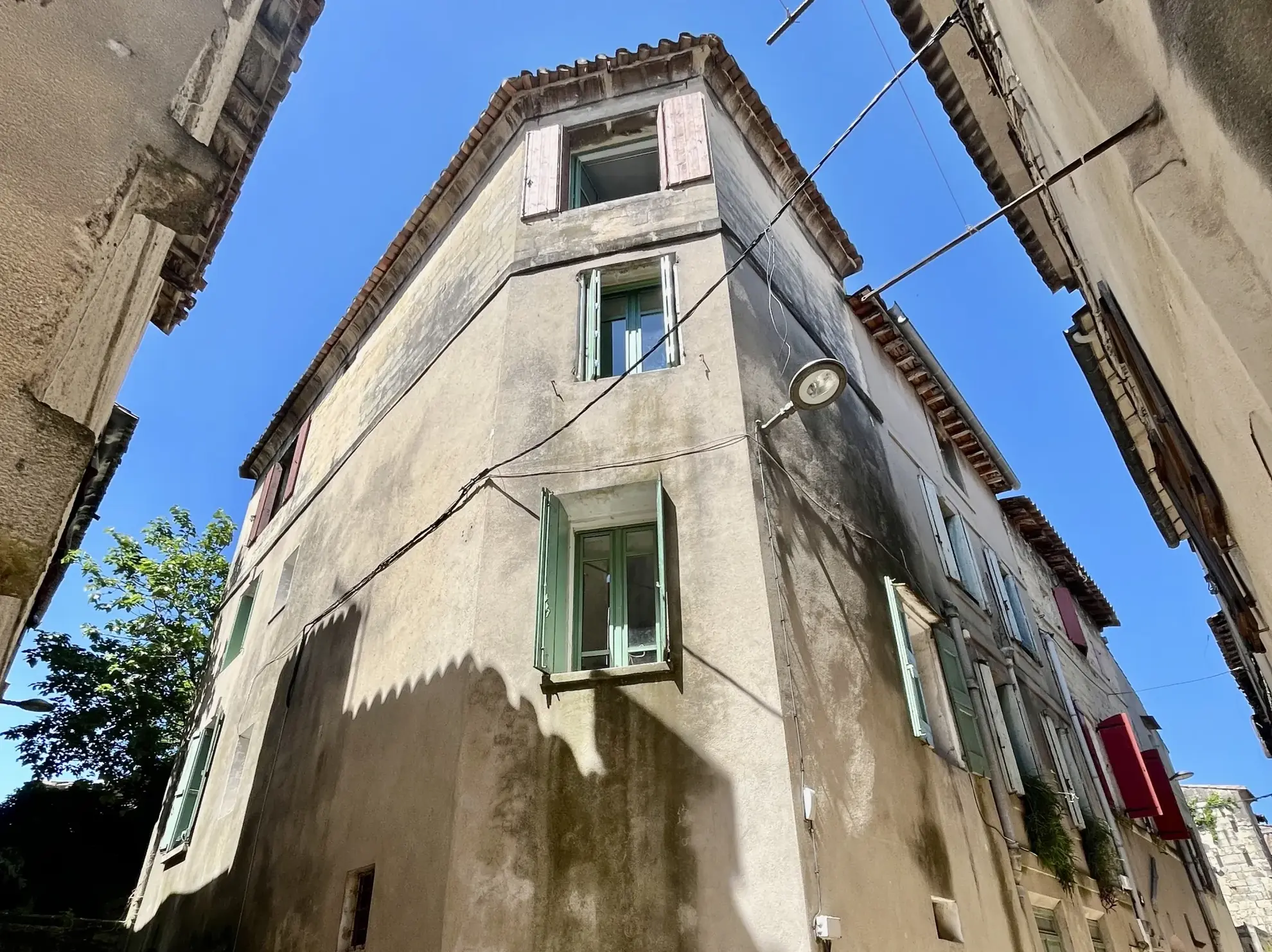 À vendre immeuble en centre-ville de Sommières avec 3 appartements et garage 