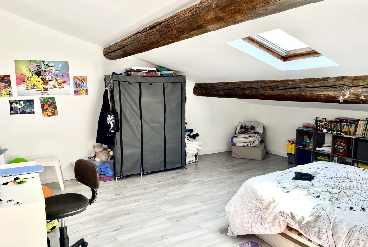 À vendre immeuble en centre-ville de Sommières avec 3 appartements et garage 