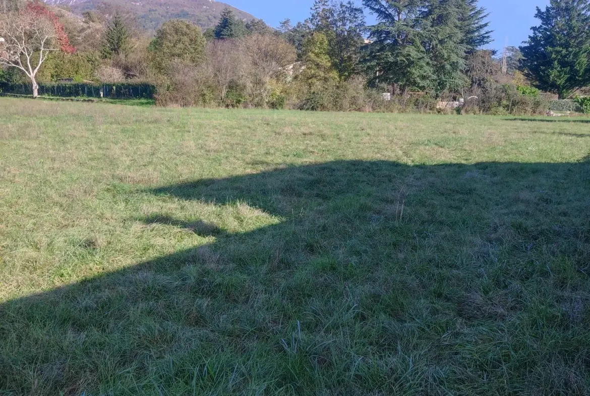 Terrain constructible de 1989 m² à Sisteron, idéal pour votre projet immobilier 