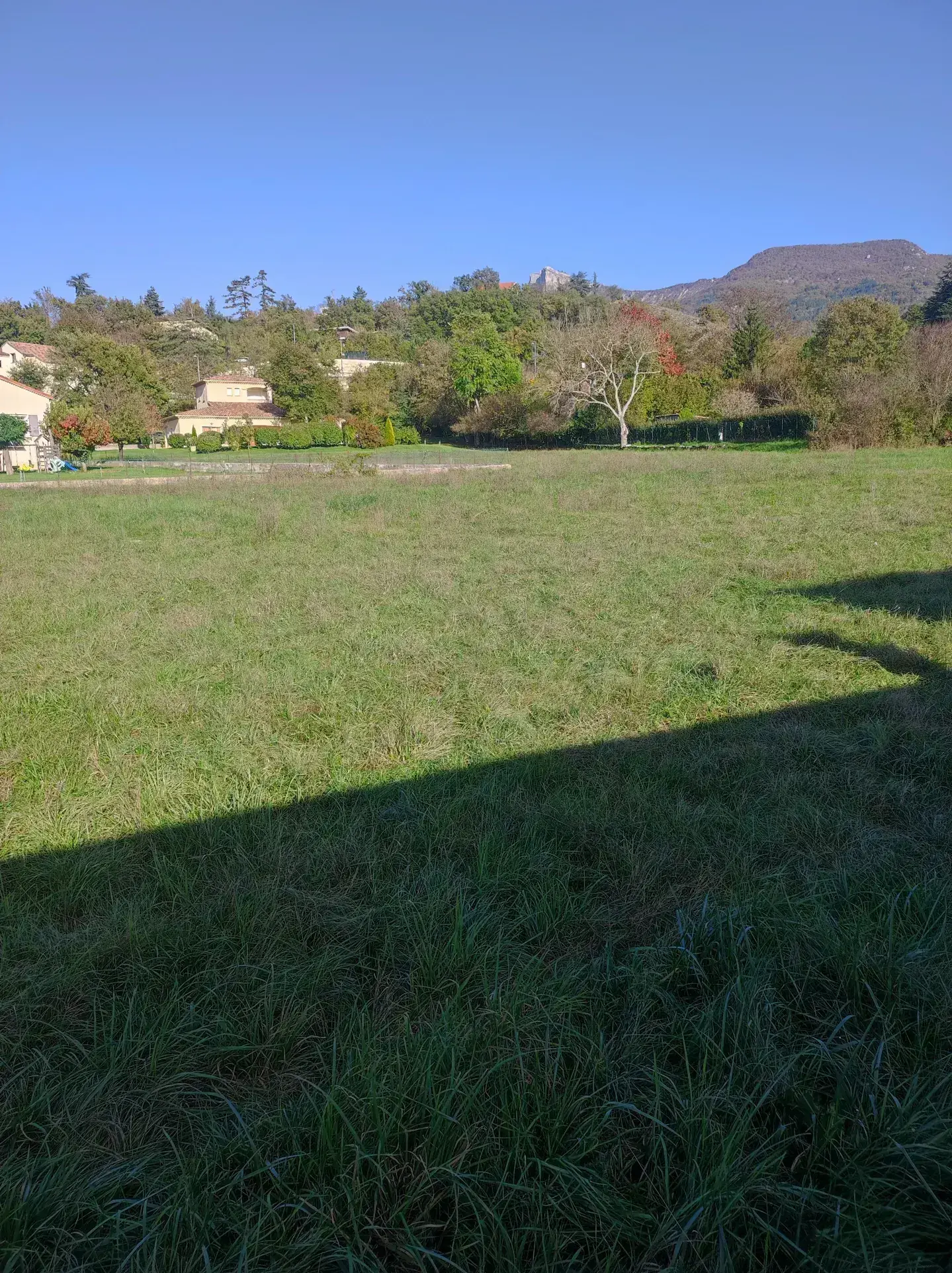 Terrain constructible de 1989 m² à Sisteron, idéal pour votre projet immobilier 