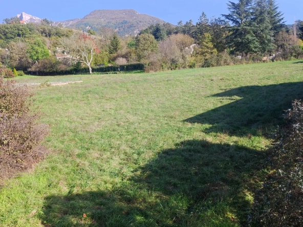 Terrain constructible de 1989 m² à Sisteron, idéal pour votre projet immobilier