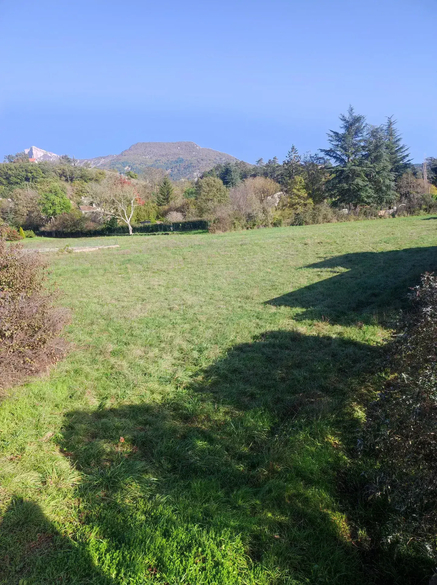 Terrain constructible de 1989 m² à Sisteron, idéal pour votre projet immobilier 