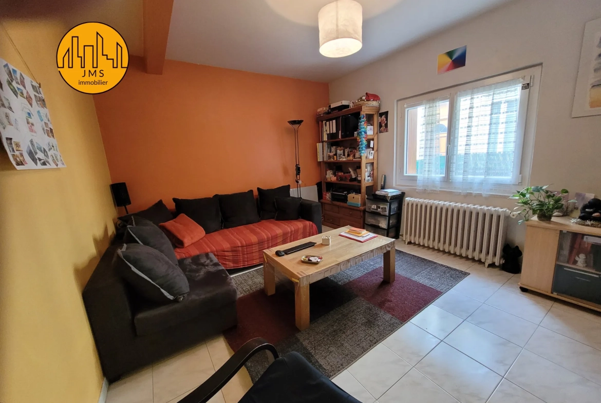 Belle maison de ville avec terrasse à Moulins - 2 chambres, sans travaux 
