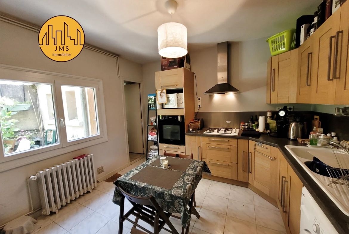 Belle maison de ville avec terrasse à Moulins - 2 chambres, sans travaux 